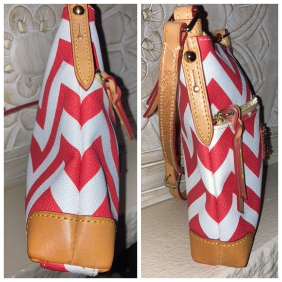 👠Dooney & Bourke Red/White Chevron Letter Carrier Crossbody Handbag Purse - Picture 5 of 12